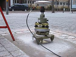 GPS-Antenne auf Festpunkt mit Fundament, man sieht die Messingplatte