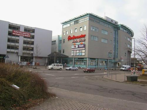 links Parkhaus /  rechts Famila