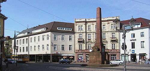 so sah der Rondellplatz vorher aus. In der Mitte das Kammertheater, dessen Fassade erhalten wurde